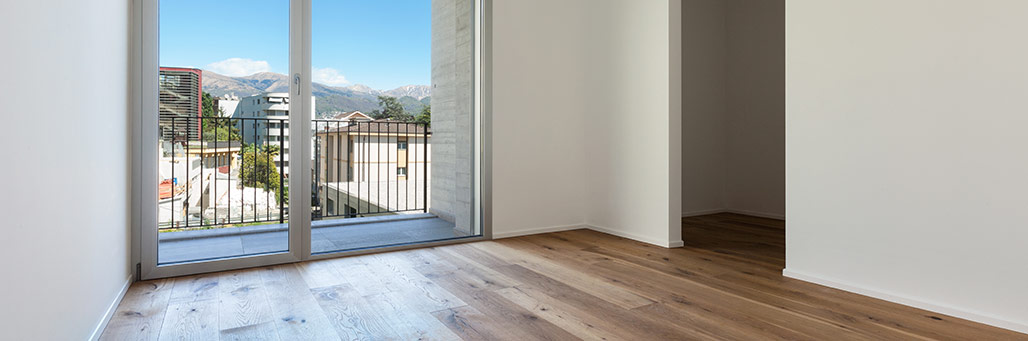 Imagen del salón de un piso con vistas a la calle
