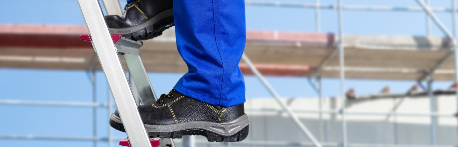 Imagen de un trabajador en la construcción bajando de una escalera