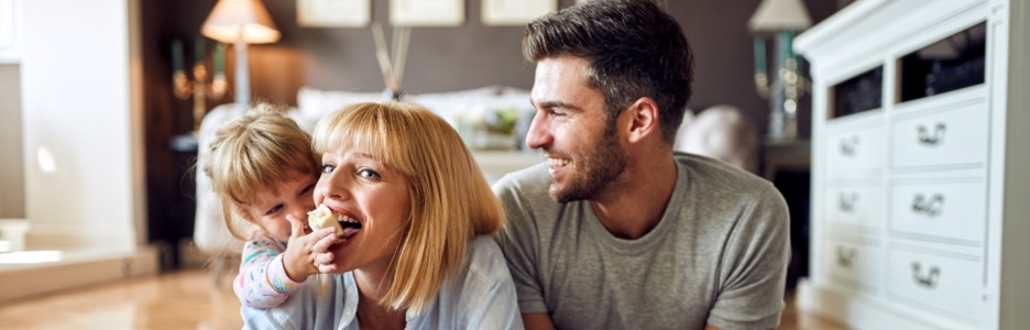 Imagen de una familia jugando en el salón de su casa
