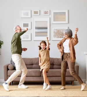 Imagen de una familia bailando en el salón de su casa
