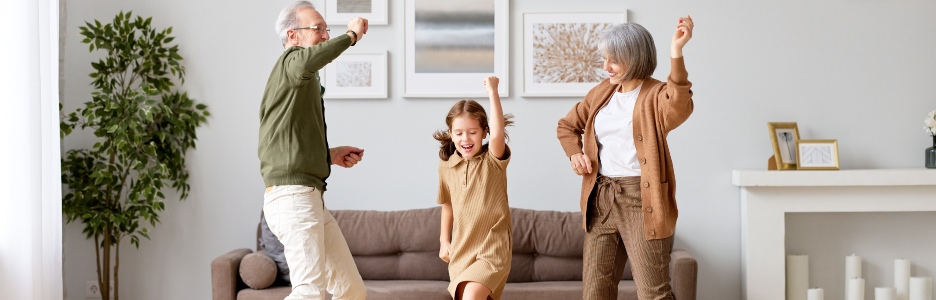 Imagen de una familia bailando en el salón de su casa