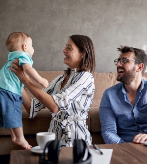 Imagen de padres jugando con su bebé