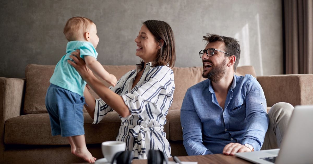 Imagen de padres jugando con su bebé
