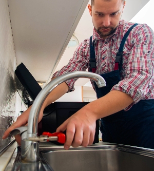 Imagen de fontanero trabajando en la cocina
