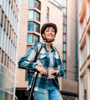 Imagen de una mujer con su patinete eléctrico