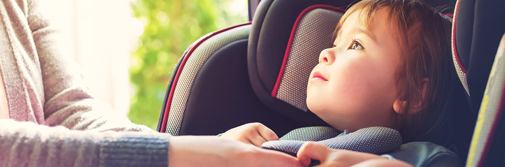 Imagen de una madre colocando una silla infantil a su hijo