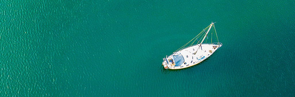 Imagen de un barco en el mar
