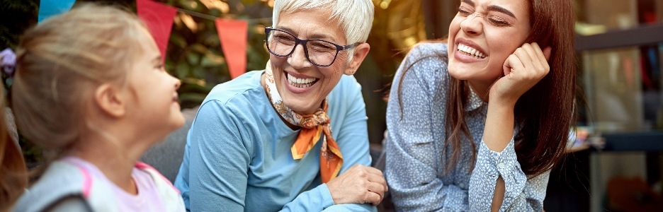 Imagen de una dulce niña con su madre y abuela en la fiesta de cumpleaños. Concepto de tres generaciones.