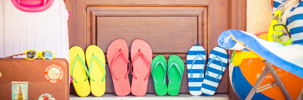 Imagen de unas chanclas contra la pared