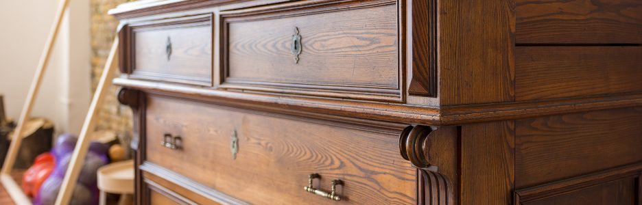 Una imagen de cajones de muebles antiguos