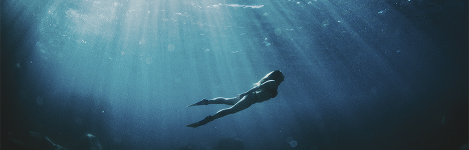 Imagen de una persona nadando en el mar