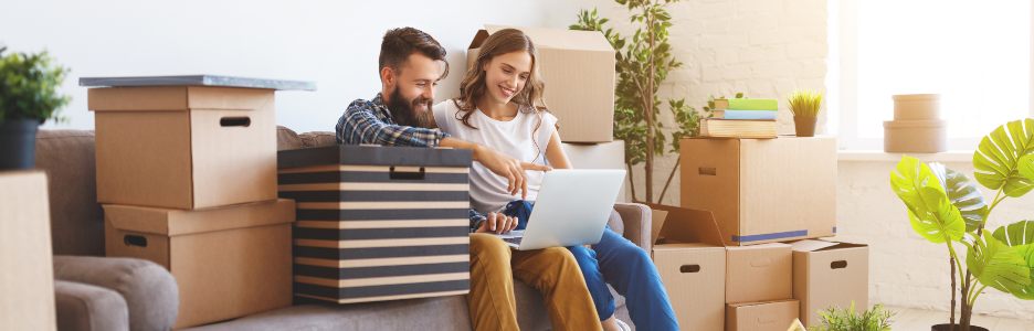 Imagen de una pareja con cajas de mudanza en el salon