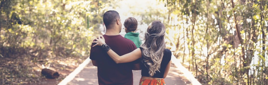 Imagen de una familia dando un paseo por el parque