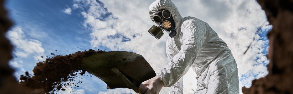 Imagen de vista desde el interior del pozo de un científico masculino irreconocible con máscara de gas usando equipo de pala para cavar suelo en la zona de peligro, analizando el entorno natural, ecologista profesional explorando la contaminación.