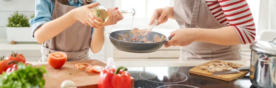 Imagen de un plato cocinando en la cocina