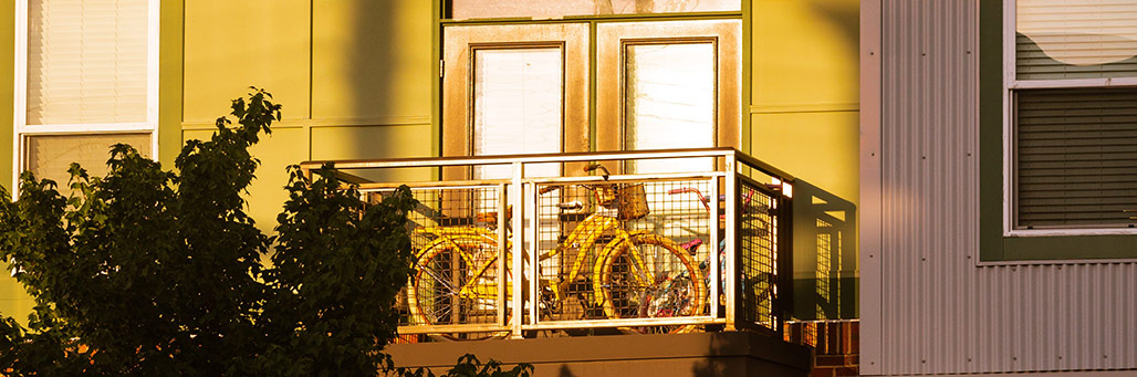 Imagen de una bicicleta en el balcón de un piso