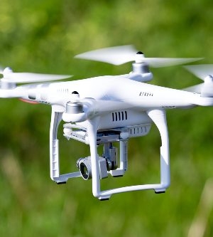 Imagen de un drone volando sobre el cesped