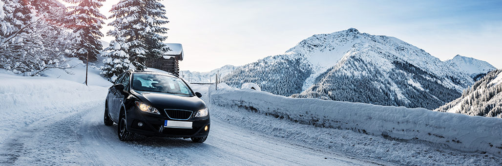 Imagen de un coche en invierno