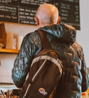 Imagen de un hombre comprando café