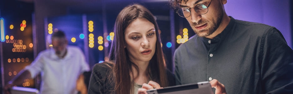 Imagen de empleados mirando una tablet