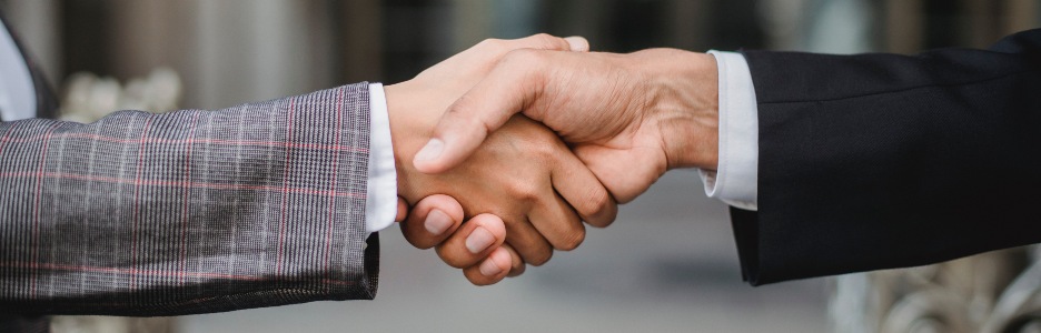 Imagen de dos personas dandose la mano