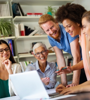 Imagen de grupo de exitosos y felices empresarios multiétnicos que trabajan en equipo en la oficina en reunión