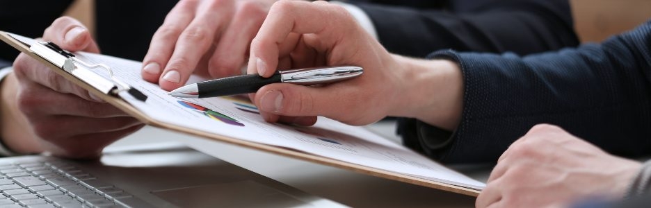 Imagen de una persona corrigiendo errores financieros en un papel