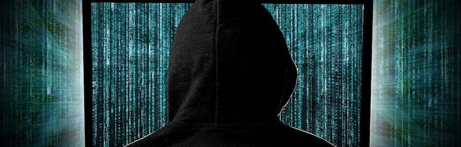 Imagen de una persona en capucha simbolizando el fraude del CEO