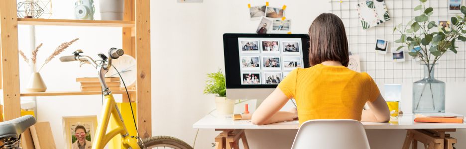 Imagen de una mujer navegando por internet en su ordenador