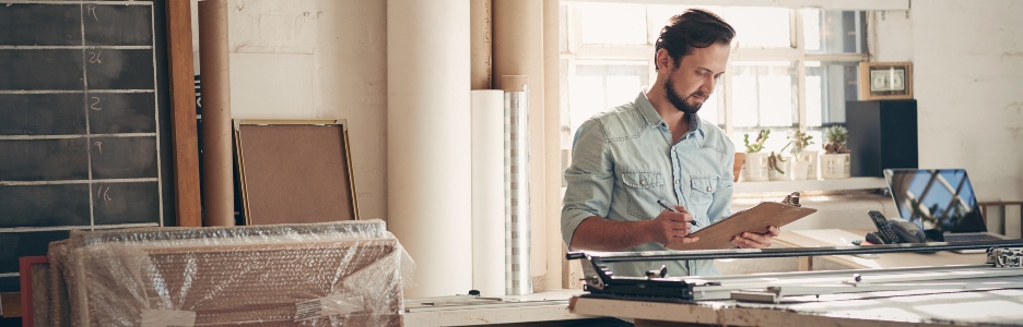 Imagen de un hombre completamente su lista de tareas en su portapapeles