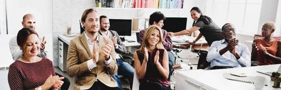 Imagen de un grupo de empleados participando en una formación de aprendizaje
