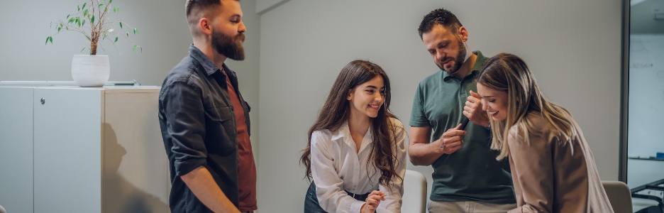 Imagen de un equipo feliz de negocios trabajando juntos en una reunión informativa corporativa reunida en la mesa en la sala de conferencias mientras usa una computadora portátil. colegas sonrientes en una sala de juntas discutiendo negocios juntos.