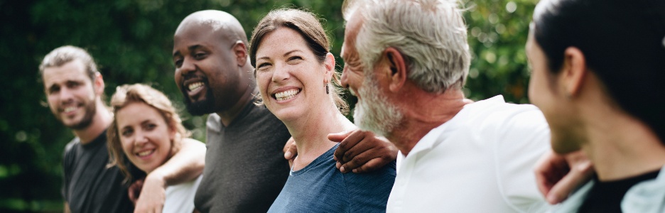 Imagen de un grupo de personas sonriendo