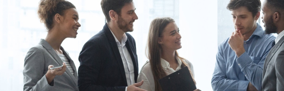 Imagen de un grupo de empleados teniendo una charla en el trabajo