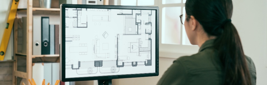Imagen de un profesional haciendo arquitectura en su ordenador