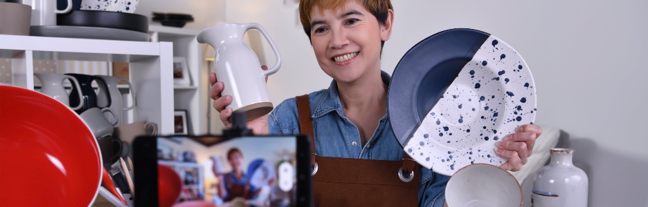 Imagen de una mujer haciendo social selling con un teléfono móvil grabandose