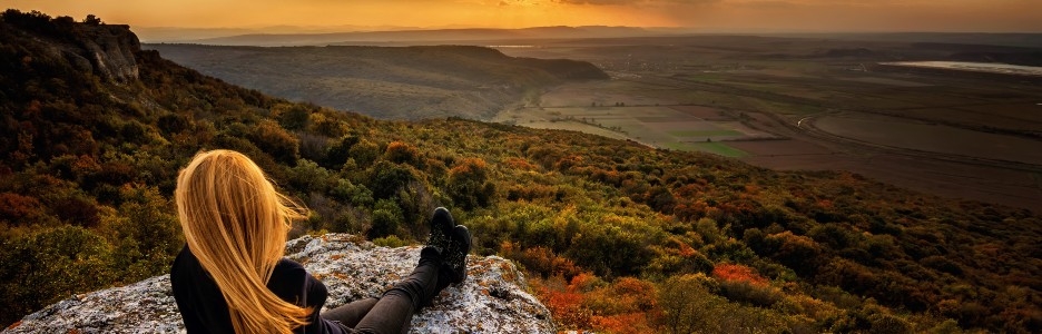 Imagen de una mujer mirando el paisaje natural