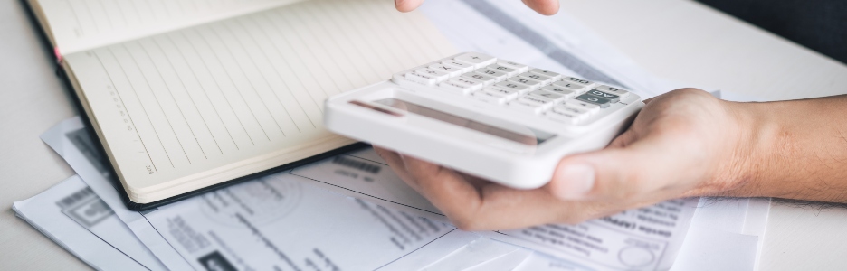 Imagen de un hombre utilizando una calculadora