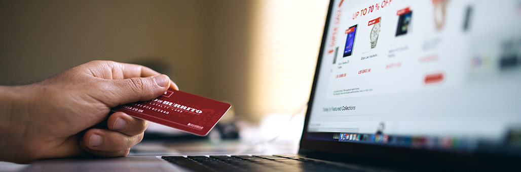 Imagen de una persona haciendo una compra online en su ordenador portátil