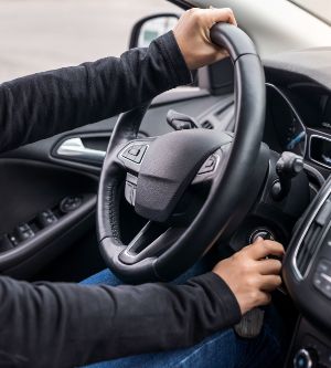 Imagen de una persona conduciendo su coche