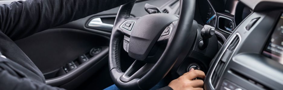 Imagen de una persona conduciendo su coche