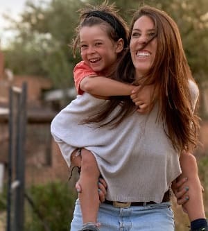 Imagen de una madre jugando con su hija