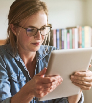 Imagen de una persona leyendo en su tablet