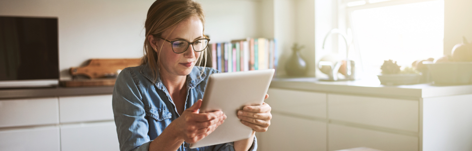Imagen de una persona leyendo en su tablet