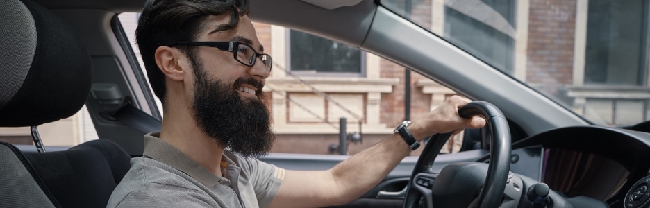 Imagen de un hombre joven conduciendo su coche