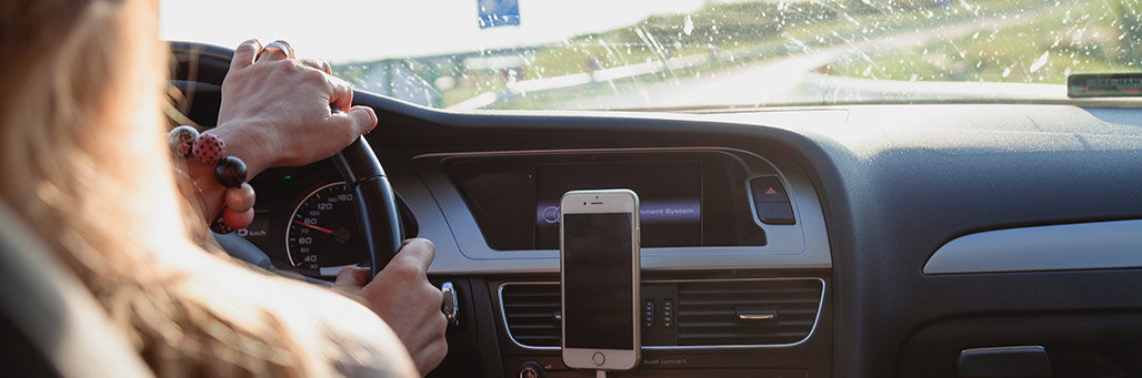 Imagen de una mujer conduciendo su coche