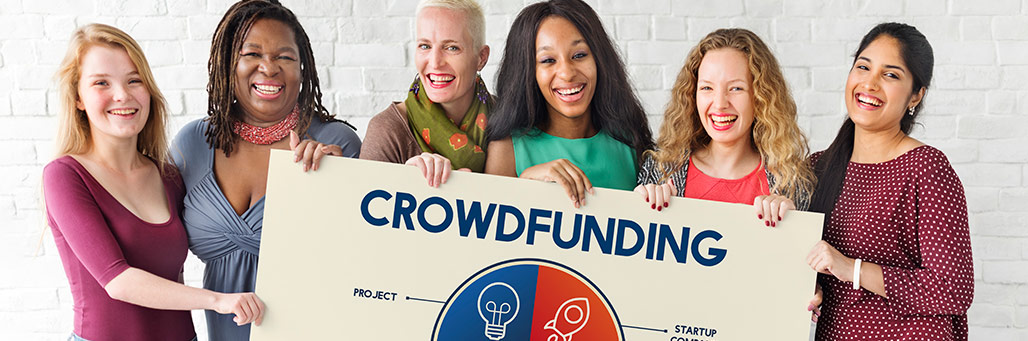 Imagen de un grupo de personas con un cartel de crowdfunding