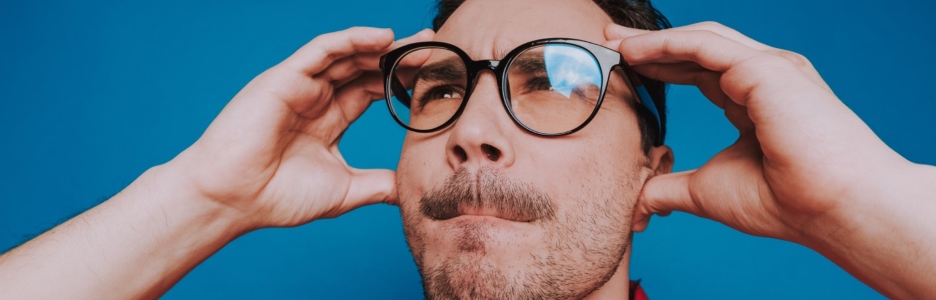 Imagen de un hombre con gafas pensativo