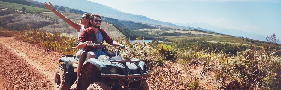 Imagen de una pareja conduciendo una quad
