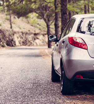 Imagen de un coche que refleja los documentos necesarios para viajar por Europa en coche